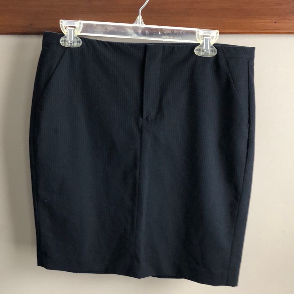 GAP Navy blue pinstripe skirt with front zipper and pockets!